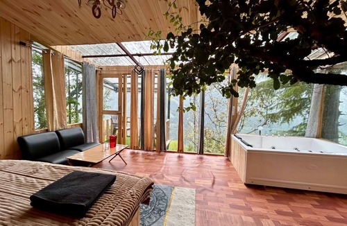 Banjar Cabin | Mountain View Jacuzzi Treehouse