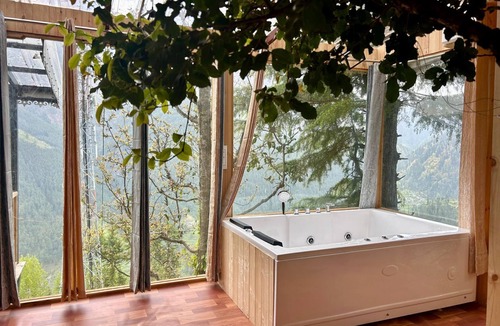 Banjar Cabin | Mountain View Jacuzzi Treehouse
