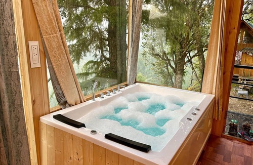 Banjar Cabin | Mountain View Jacuzzi Treehouse