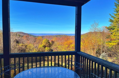 Stanley Cabin | Mountain View Log Cabin - Cozy cabin in the Blue Ridge Mountains- New Property!