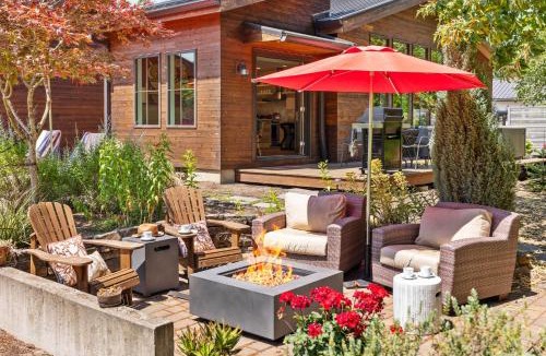 Cascade Locks House | Mountain-View Retreat with Hot Tub & Waterfalls