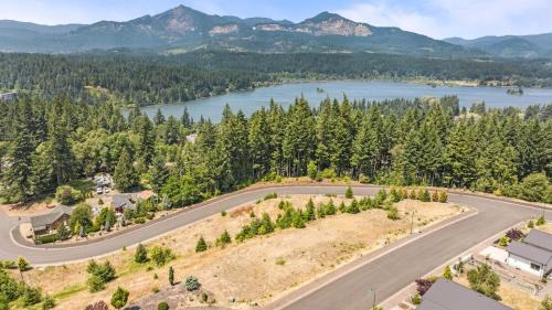 Cascade Locks House | Mountain-View Retreat with Hot Tub & Waterfalls