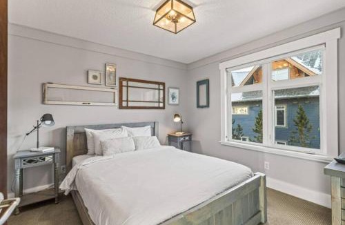Canmore House | Mountain View Retreat Elegant 3BR condo with Gym