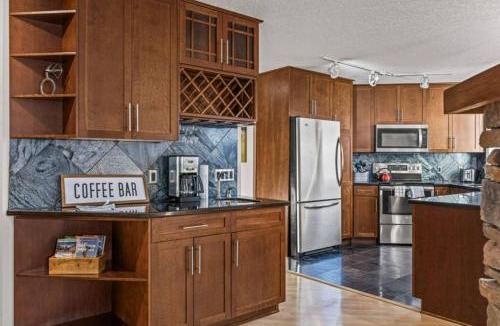 Canmore House | Mountain View Retreat Elegant 3BR condo with Gym