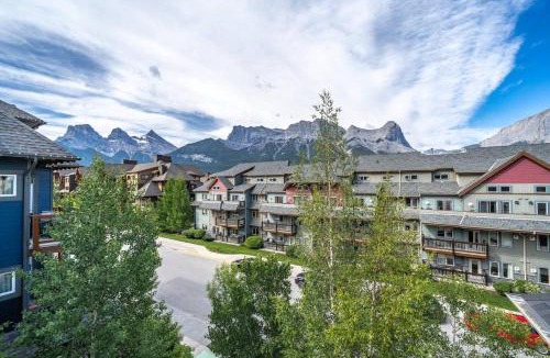 Canmore House | Mountain View Retreat Elegant 3BR condo with Gym