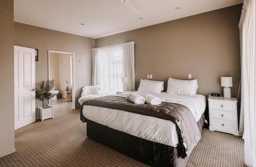 Hokitika House | Mountain View Retreat
