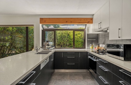 Wanaka House | Mountain View Retreat - Wanaka Holiday Home