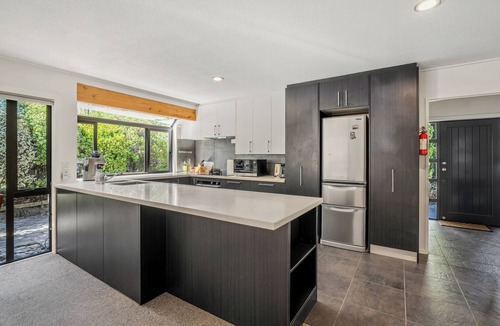 Wanaka House | Mountain View Retreat - Wanaka Holiday Home