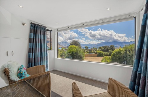 Wanaka House | Mountain View Retreat - Wanaka Holiday Home