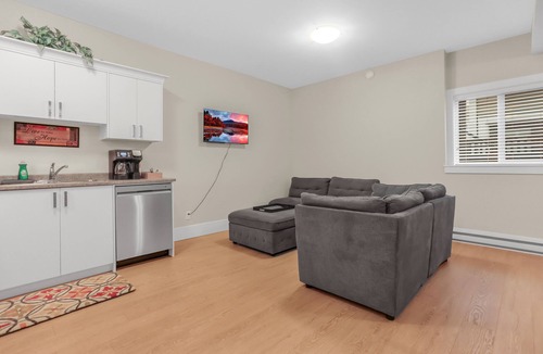 McMillan House | Mountain View Spacious Guest Suite In the heart Of Abbotsford City, Free Parking