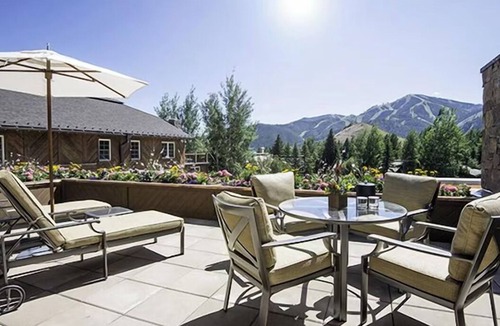 Elkhorn Hotel | Mountain-View Studio Queen Condo with Kitchenette