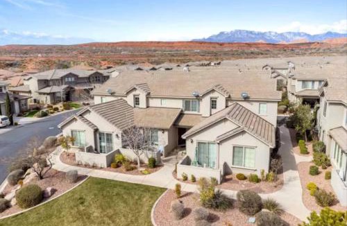 Sienna Hills House | Mountain View Townhome with Emeral Pools and Hot Tub