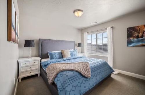 Sienna Hills House | Mountain View Townhome with Emeral Pools and Hot Tub