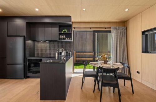 Frankton House | Mountain View Villa - Central, Parking & Views!