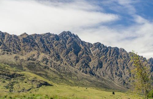 Frankton House | Mountain View Villa - Central, Parking & Views!