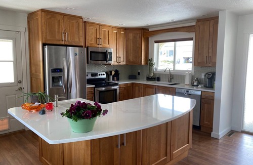 Okanagan-Similkameen House | Mountain View Villa with Seasonal Saltwater Pool