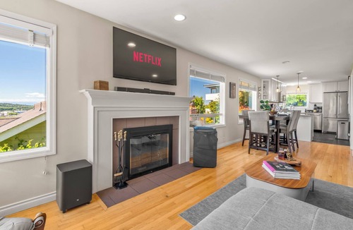 Fremont House | Mountain Views 3BR~Hot Tub~Summer & MAJOR INTERNATIONAL SPORTING EVENT Ready