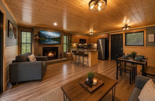 Caton Apartment | Mountain Views at Dolly's Castle 2