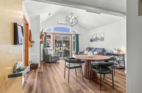 Canmore Apartment | Mountain Views Balcony and Free Parking