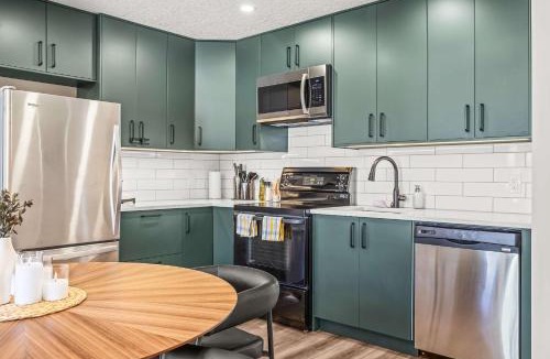 Canmore Apartment | Mountain Views Balcony and Free Parking