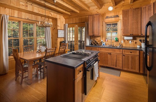 West Jefferson Cabin | Mountain Views & Cooler Days - 3BR/2BA Long Range Mtn Views w/Hot Tub & WiFi
