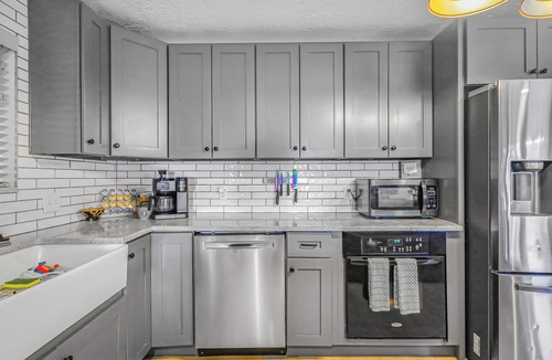North Ogden House | Mountain View’s, Cal king bed, 3 queen bd Designed for Comfort, all on one level