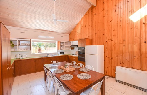 Myrtleford House | Mountain Views - Great for the whole family or a bunch of friends