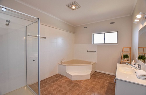 Myrtleford House | Mountain Views - Great for the whole family or a bunch of friends