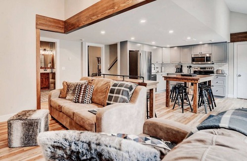 Canmore Villa | Mountain Views & Heated Pool Near Banff Gate
