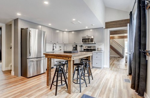 Canmore Villa | Mountain Views & Heated Pool Near Banff Gate