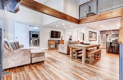 Canmore Villa | Mountain Views & Heated Pool Near Banff Gate