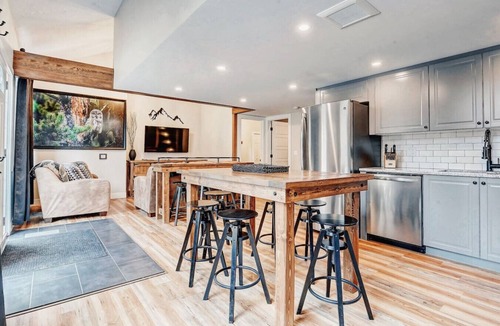 Canmore Villa | Mountain Views & Heated Pool Near Banff Gate