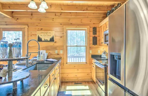 Mineral Bluff Cabin | Mountain views, hot tub, pet friendly