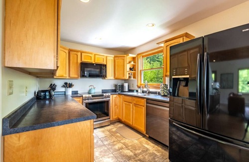 Jefferson House | Mountain Views, Hot Tub near Hiking, Ski & Santa`s Village