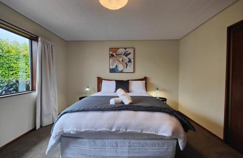 Te Anau House | Mountain Views on Matai