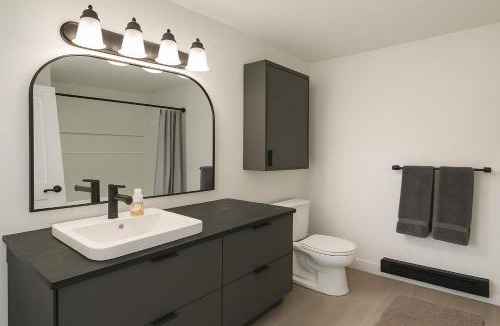 Sooke Apartment | Mountain Views - Peaceful Retreat - 1BR suite