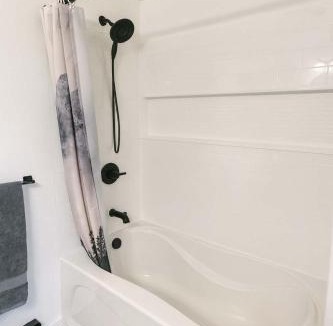 Sooke Apartment | Mountain Views - Peaceful Retreat - 1BR suite