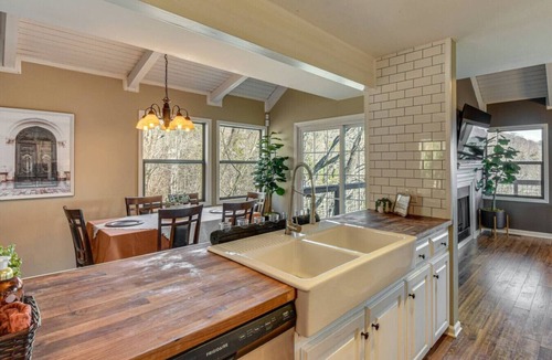 Sunset House | Mountain Views, Peaceful Waterfall 3 King Bedrooms