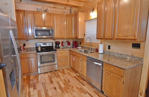 Gatlinburg Cabin | Mountain Views! Perfect Location, LED Hot Tub, Custom Grill Area, WiFi