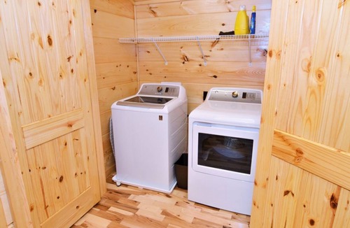 Gatlinburg Cabin | Mountain Views! Perfect Location, LED Hot Tub, Custom Grill Area, WiFi