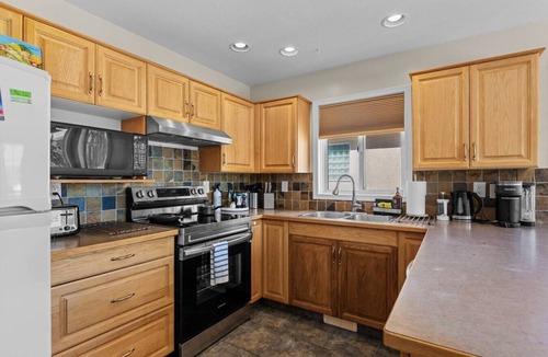 North Glenmore House | Mountain Views & Private Pool, Kelowna