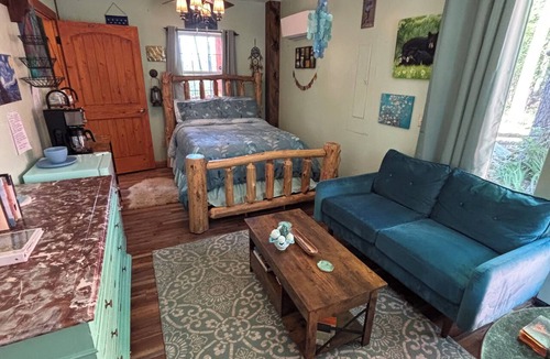 Eureka Springs Cabin | Mountain Views ,Sunsets, Jacuzzi spa , Kayak to waterfalls,5 mins to Beaver lake
