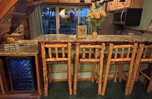 Eureka Springs Cabin | Mountain Views ,Sunsets, Jacuzzi spa , Kayak to waterfalls,5 mins to Beaver lake