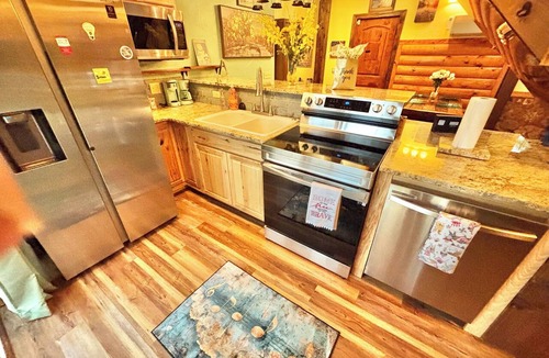 Eureka Springs Cabin | Mountain Views ,Sunsets, Jacuzzi spa , Kayak to waterfalls,5 mins to Beaver lake