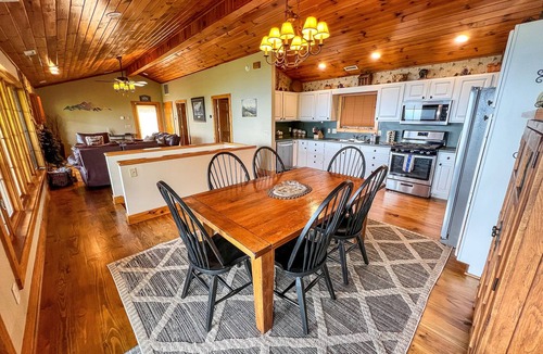 West Jefferson Cabin | Mountain Views & Cooler Days 4BR/3BA w/Mtn Views, Hot Tub, Game Room, & WiFi