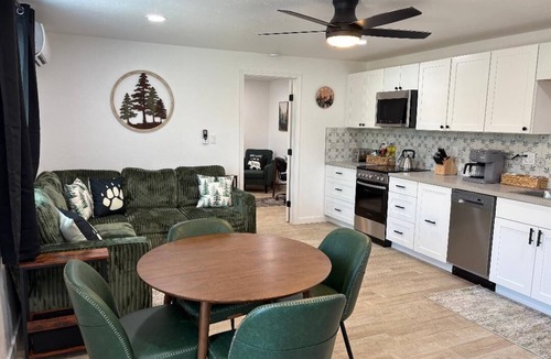 Three Rivers Apartment | Mountain Views + Walkable + Laundry + King Bed+ 6 miles From Sequoia