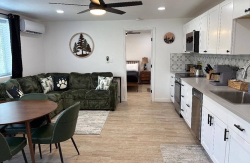 Three Rivers Apartment | Mountain Views + Walkable + Laundry + King Bed+ 6 miles From Sequoia