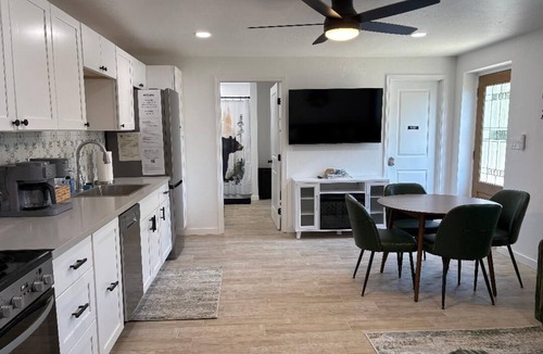 Three Rivers Apartment | Mountain Views + Walkable + Laundry + King Bed+ 6 miles From Sequoia