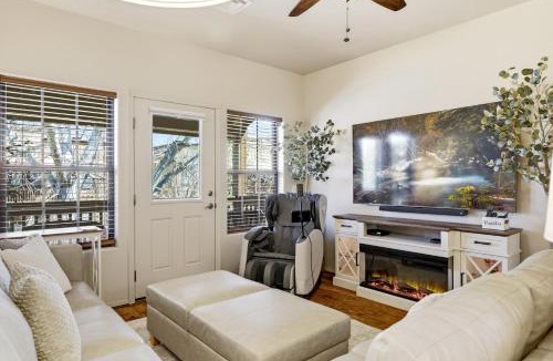Heber House | Mountain Waterfall-View Retreat, Walk to Dining
