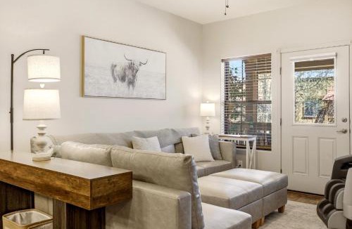 Heber House | Mountain Waterfall-View Retreat, Walk to Dining